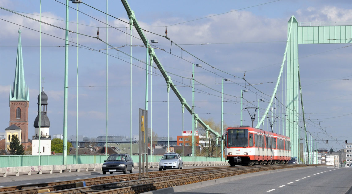 Ein Stadtbahnzug der Linie 18 nach Brühl auf der Mülheimer Brücke