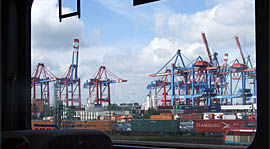 Blick auf den Containerhafen aus der Linie 250 heraus