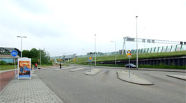 Busbahnhof auf Autobahnauffahrt