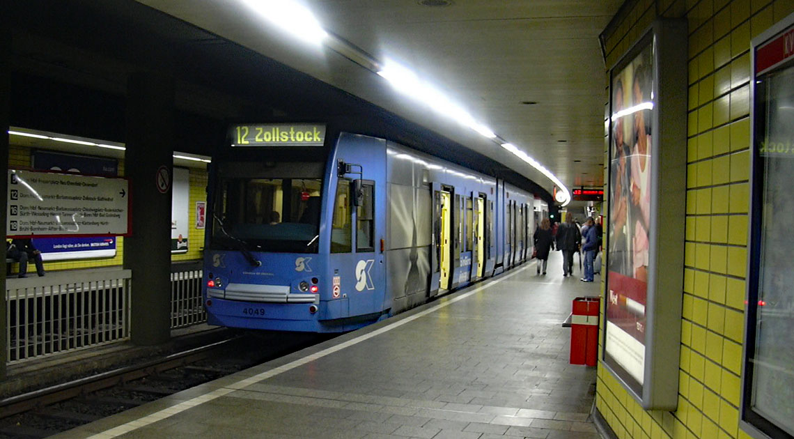 Ein Niederflurzug auf der Linie 12 im Innenstadttunnel an der Haltestelle Breslauer Platz/Hbf.