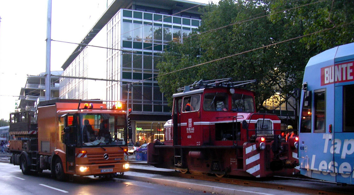 KVB Lok 630 beim rangieren an einen Stadtbahnwagen der Reihe K4000.